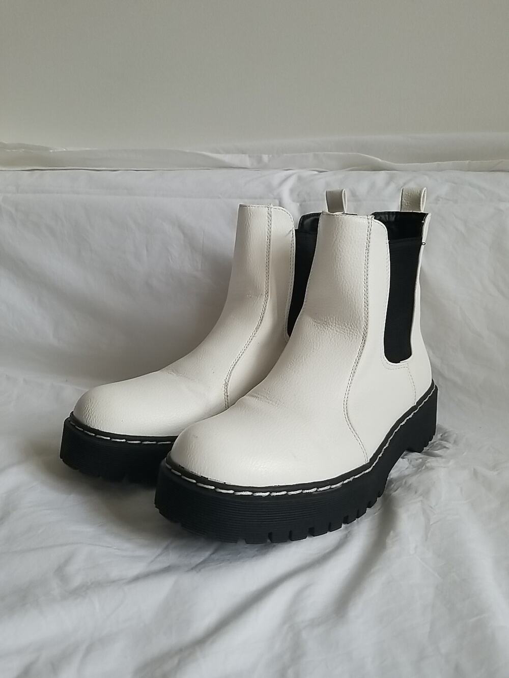 Sincerely Jules Women's Leather Platform Chelsea Boots White Size 7.5